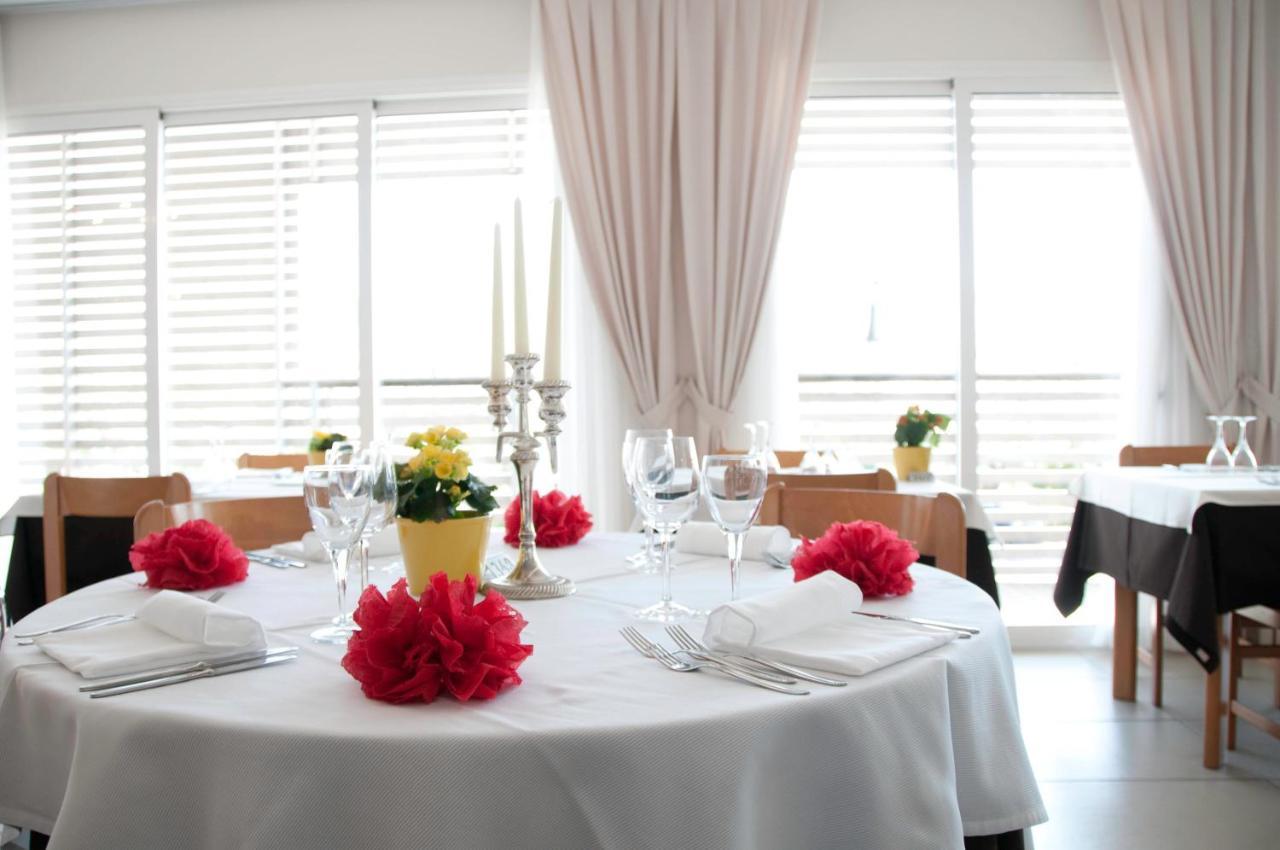 Kiss Beachfront Hotel & Restaurant Червия Экстерьер фото